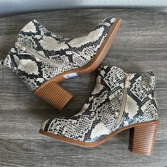 Torrid Snake Print Western Ankle Bootie With Heel Women‘s Size 10.5 - Picture 8 of 9